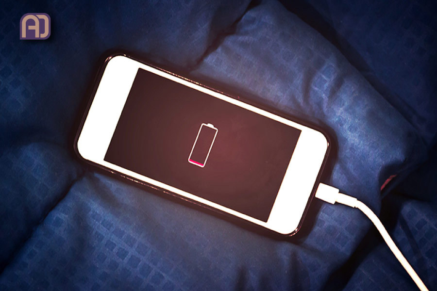 دلایل زود خالی شدن باتری گوشی - استفاده از شارژر بی کیفیت